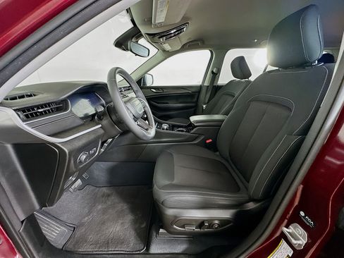 Used 2023 Jeep Grand Cherokee Laredo AWD/4WD image 13