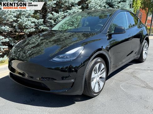 Used 2023 Tesla Model Y Long Range AWD/4WD image 2