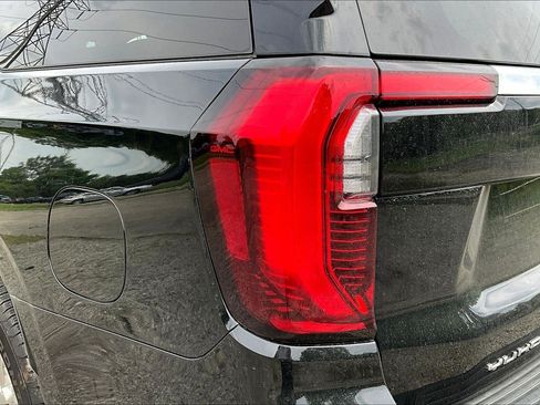 Used 2025 GMC Yukon XL Denali AWD/4WD image 24