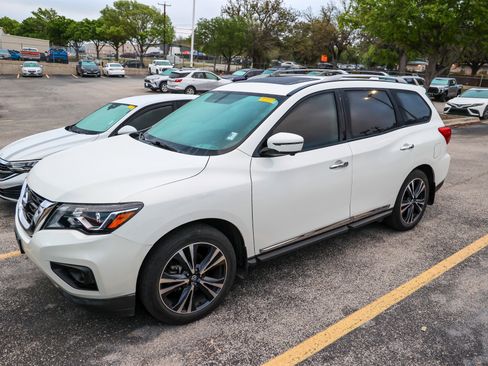 Used 2020 Nissan Pathfinder Platinum image 3