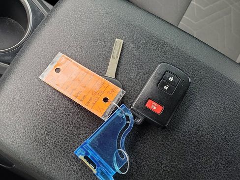 Used 2022 Toyota Tacoma TRD Sport w/ Technology Package RWD image 30