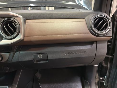 Used 2016 Toyota Tacoma Limited image 23