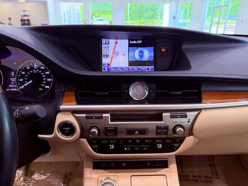 Used 2014 Lexus ES 300h w/ Luxury Package w/Bamboo Trim FWD image 19