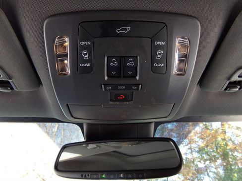 Used 2024 Toyota Sienna XLE image 43