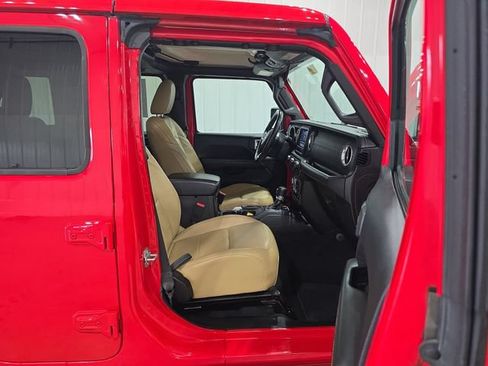 Used 2018 Jeep Wrangler Unlimited Sahara w/ Cold Weather Group AWD/4WD image 30