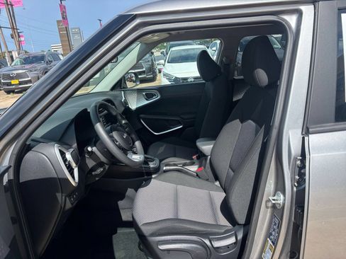 Used 2025 Kia Soul LX w/ LX Technology Package FWD image 24