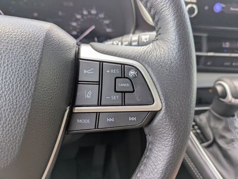 Used 2025 Toyota Sienna XLE FWD image 29