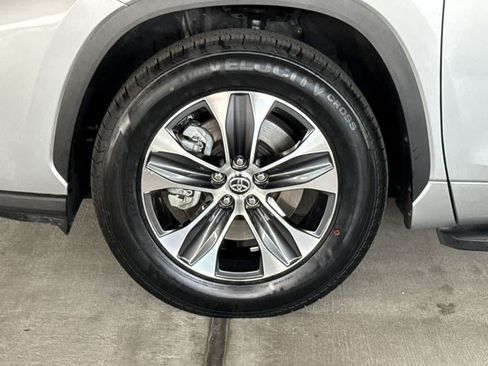 Used 2023 Toyota Highlander XLE FWD image 11