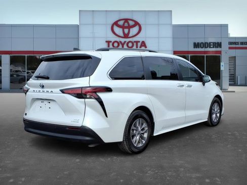 Certified 2022 Toyota Sienna XLE image 5