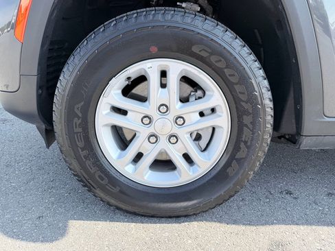 Used 2025 Jeep Grand Cherokee Laredo image 31