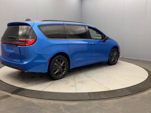 New 2026 Chrysler Pacifica Select w/ S Appearance Package image 5