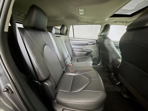 Certified 2025 Toyota Highlander image 27