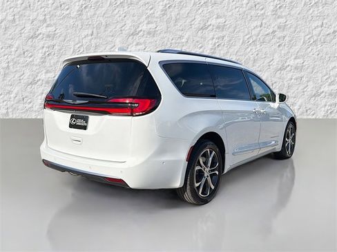 Used 2022 Chrysler Pacifica Pinnacle image 3