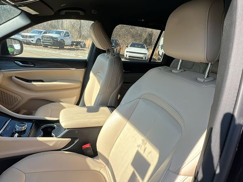 Used 2025 Jeep Grand Cherokee Limited image 17