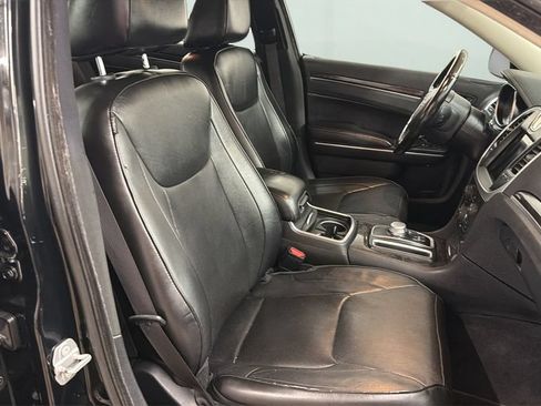 Used 2019 Chrysler 300 Limited AWD/4WD image 9