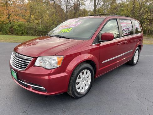 Used 2015 Chrysler Town & Country Touring image 1