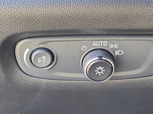 Used 2022 Chevrolet Traverse LT image 25