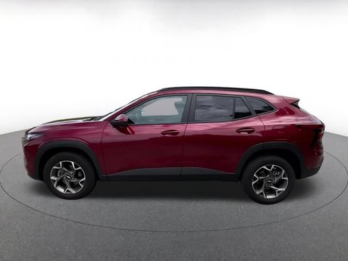 Used 2025 Chevrolet Trax LT FWD image 8