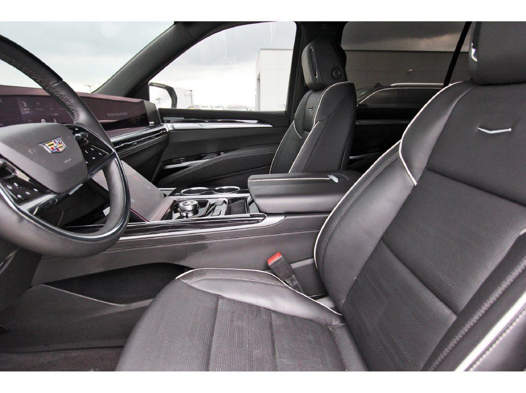 Used 2025 Cadillac Escalade ESV Sport AWD/4WD image 6