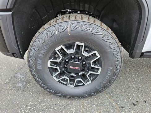 New 2026 GMC Sierra 2500 AT4X w/ LPO, Black Badging Package AWD/4WD image 9