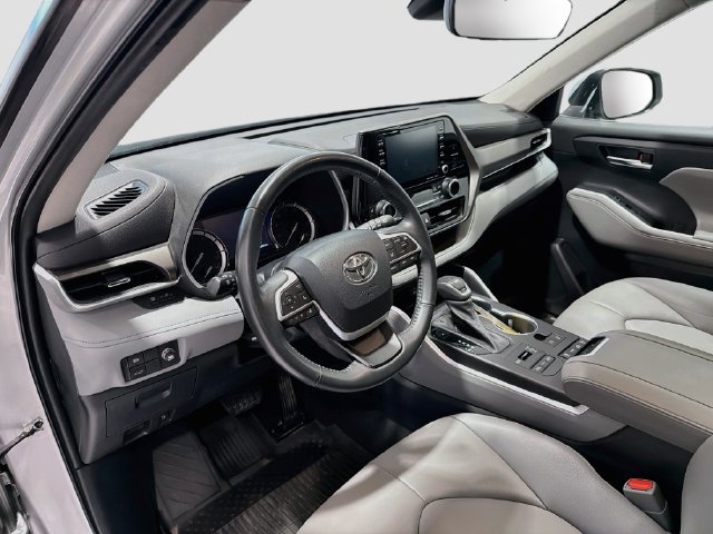 Used 2022 Toyota Highlander XLE AWD/4WD image 8