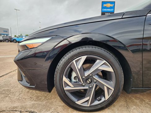 Used 2024 Hyundai Elantra Limited image 9