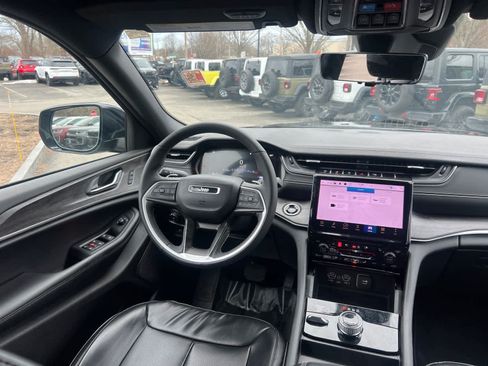 Used 2025 Jeep Grand Cherokee Limited w/ Luxury Tech Group II image 35