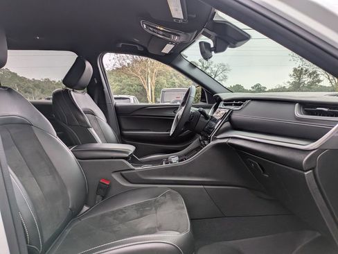 Used 2024 Jeep Grand Cherokee L Laredo image 31