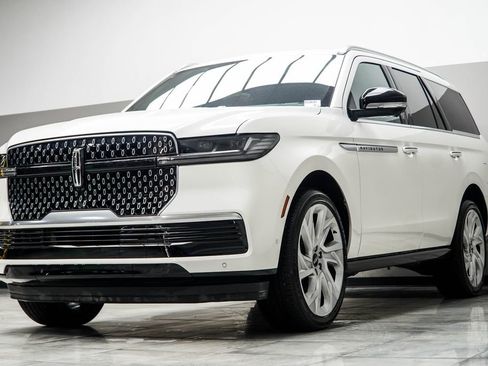 Used 2025 Lincoln Navigator Reserve image 11