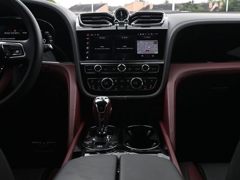 Used 2024 Bentley Bentayga AWD/4WD image 13