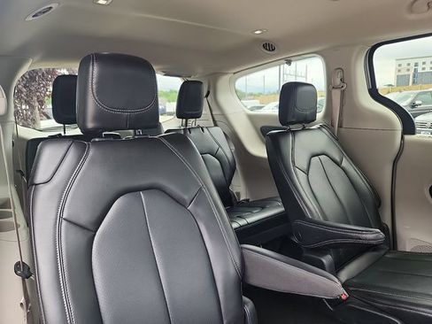 Used 2023 Chrysler Pacifica Touring-L FWD image 30