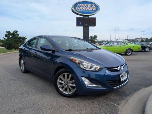 Used 2015 Hyundai Elantra SE w/ Option Group 02 FWD image 2