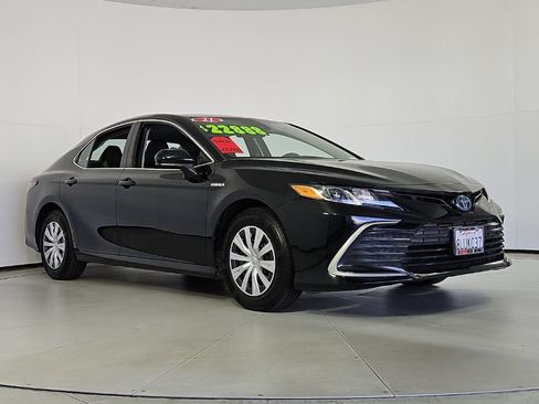 Used 2021 Toyota Camry LE FWD image 4