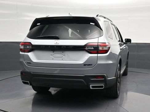 Used 2025 Honda Pilot Sport image 2