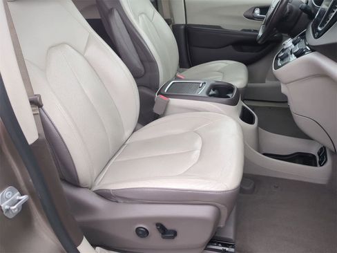 Used 2018 Chrysler Pacifica Touring-L Plus w/ Tire & Wheel Group image 22