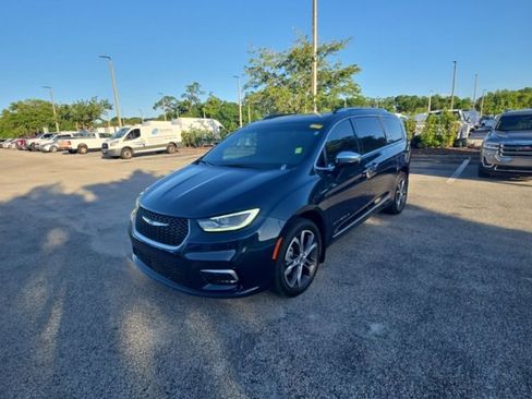 Used 2023 Chrysler Pacifica Pinnacle AWD/4WD image 1