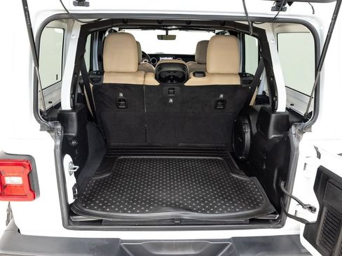Used 2018 Jeep Wrangler Unlimited Sahara AWD/4WD image 31