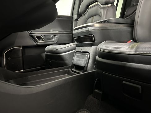 Used 2024 Rivian R1S Adventure AWD/4WD image 33