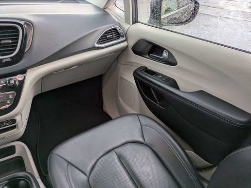 Used 2023 Chrysler Pacifica Touring-L FWD image 17