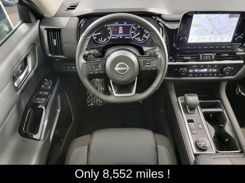 Used 2025 Nissan Pathfinder SL AWD/4WD image 25