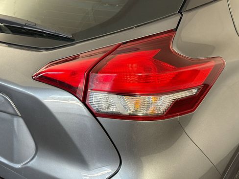 Used 2019 Nissan Kicks S image 34