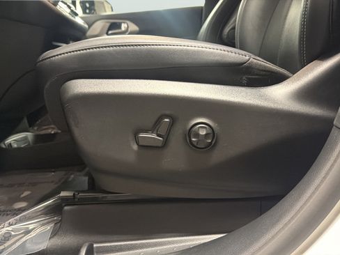 Used 2024 Chrysler Pacifica Limited FWD image 15