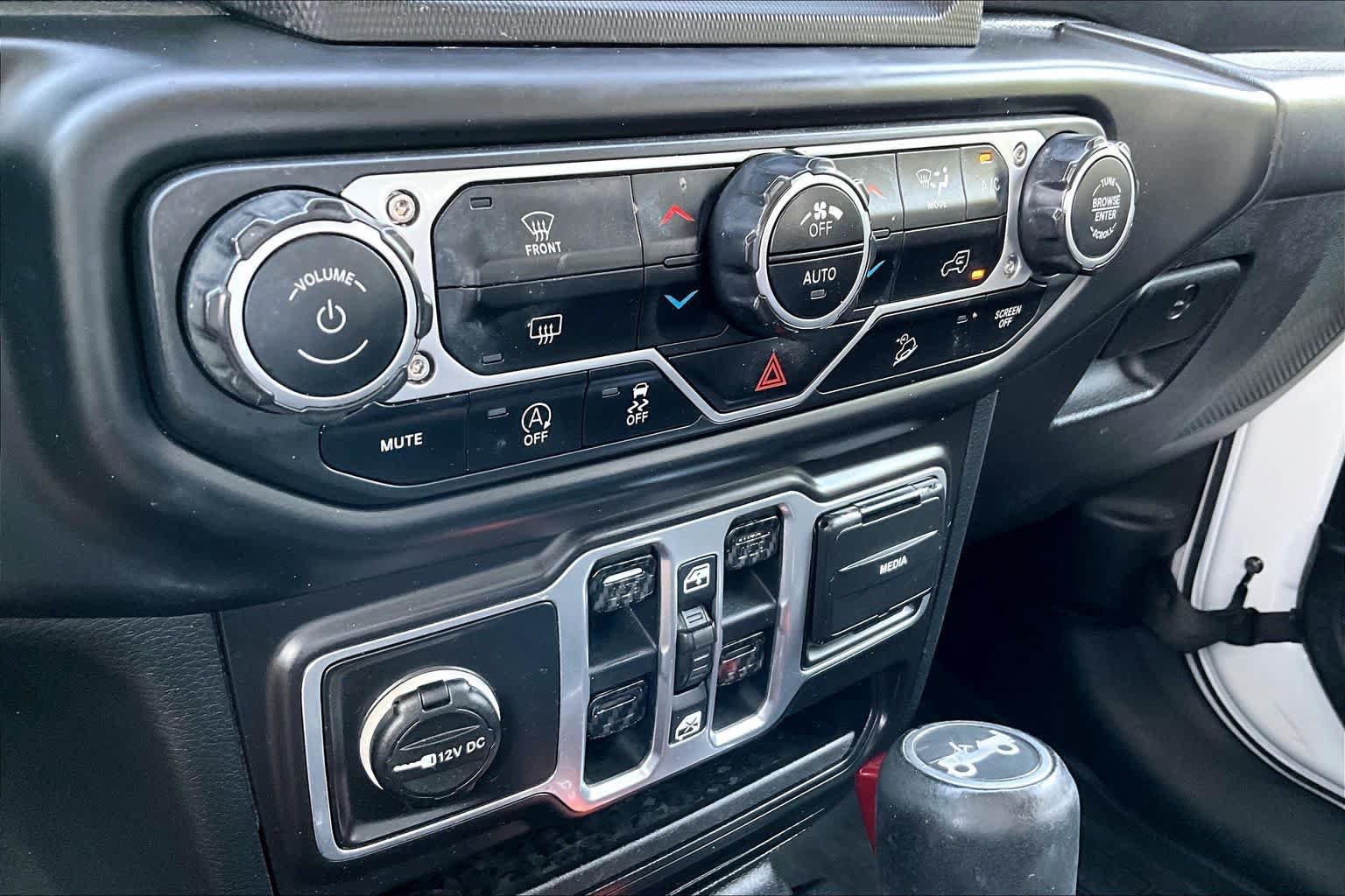 Used 2018 Jeep Wrangler Unlimited Sahara AWD/4WD image 30