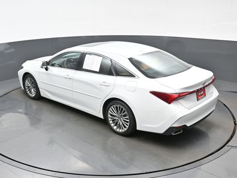 Used 2019 Toyota Avalon Limited image 40