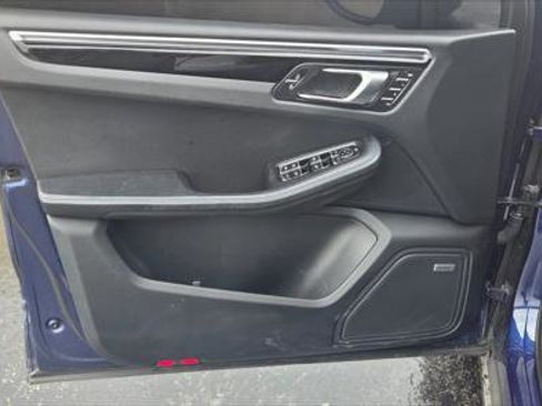 Used 2022 Porsche Macan w/ Premium Package Plus image 12