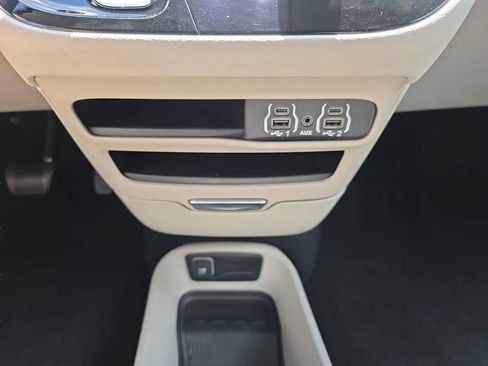 Used 2023 Chrysler Pacifica Touring-L FWD image 21