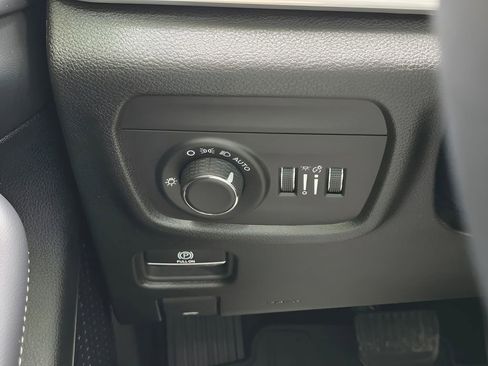 Used 2024 Jeep Grand Cherokee Altitude AWD/4WD image 22