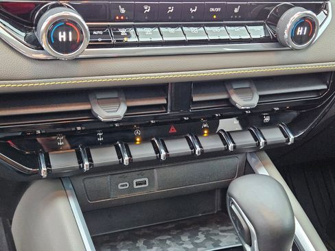 Used 2024 Chevrolet Colorado ZR2 w/ Technology Package image 26