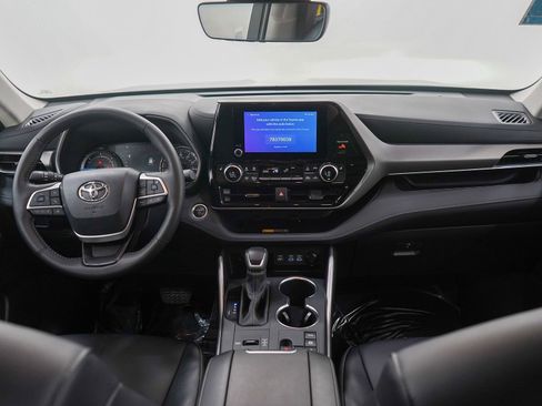 Used 2025 Toyota Highlander XLE AWD/4WD image 14