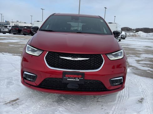 New 2026 Chrysler Pacifica Select image 3